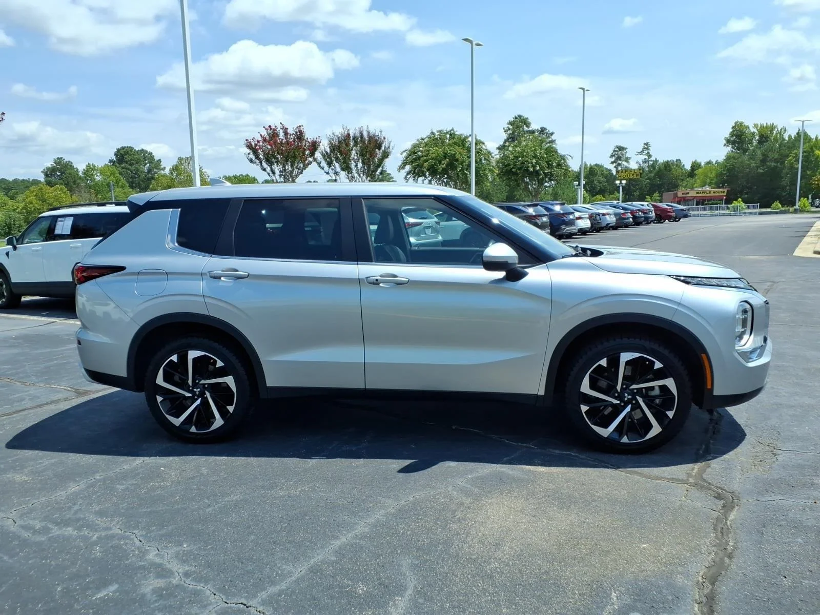 Used 2023 Alloy Silver Metallic Mitsubishi SE image 11