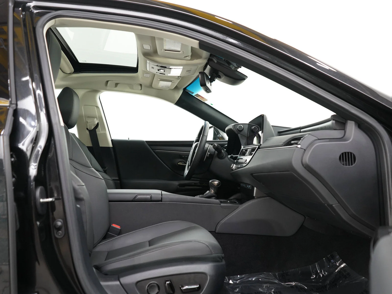 Used 2025 Obsidian Lexus 300h F SPORT Handling image 11