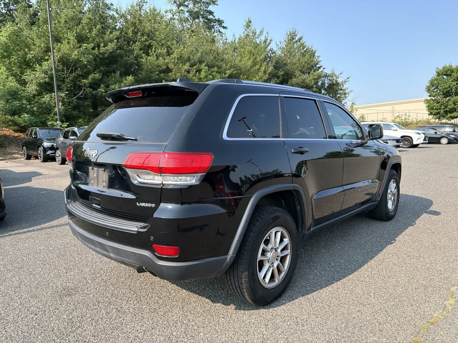 Used 2018 Diamond Black Crystal Pearlcoat Jeep Laredo E image 5