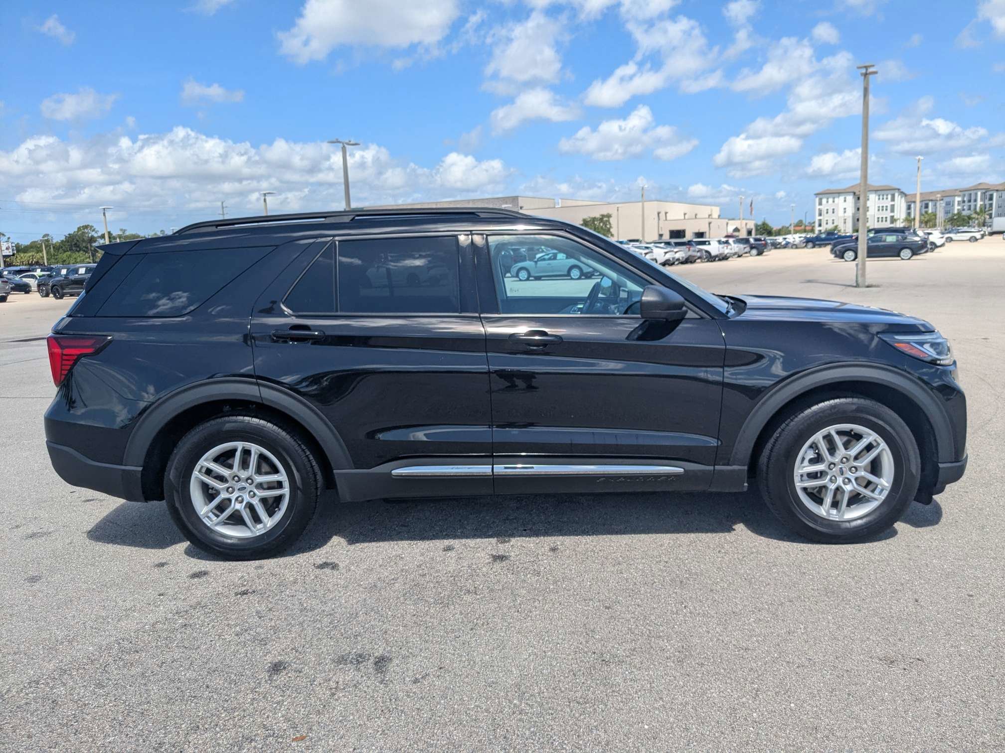 Used 2025 Agate Black Metallic Ford Active image 4