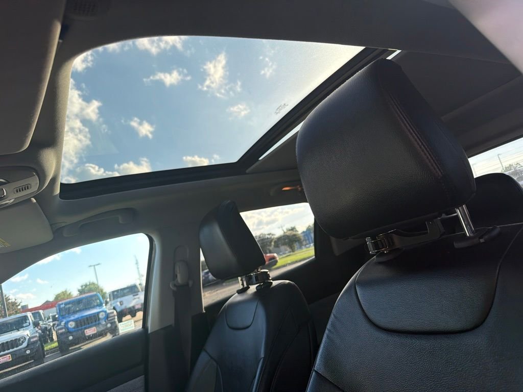 Used 2022 Silver Jeep Latitude Lux image 19