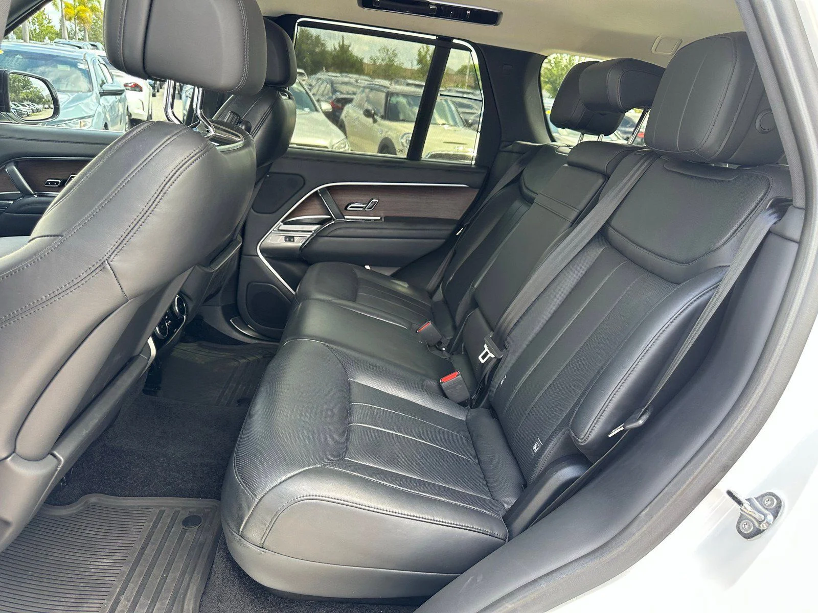 Used 2023  Land Rover SE image 19