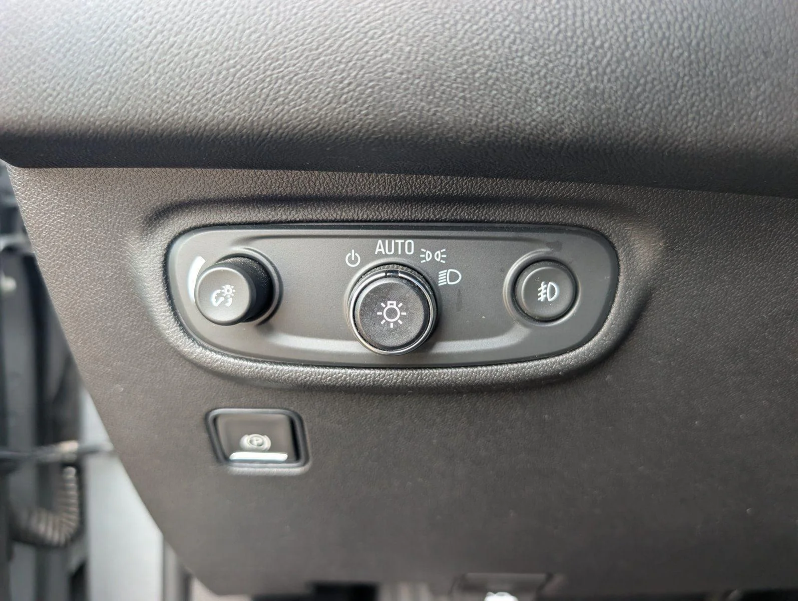 Used 2024 Sterling Metallic GMC SLT image 28