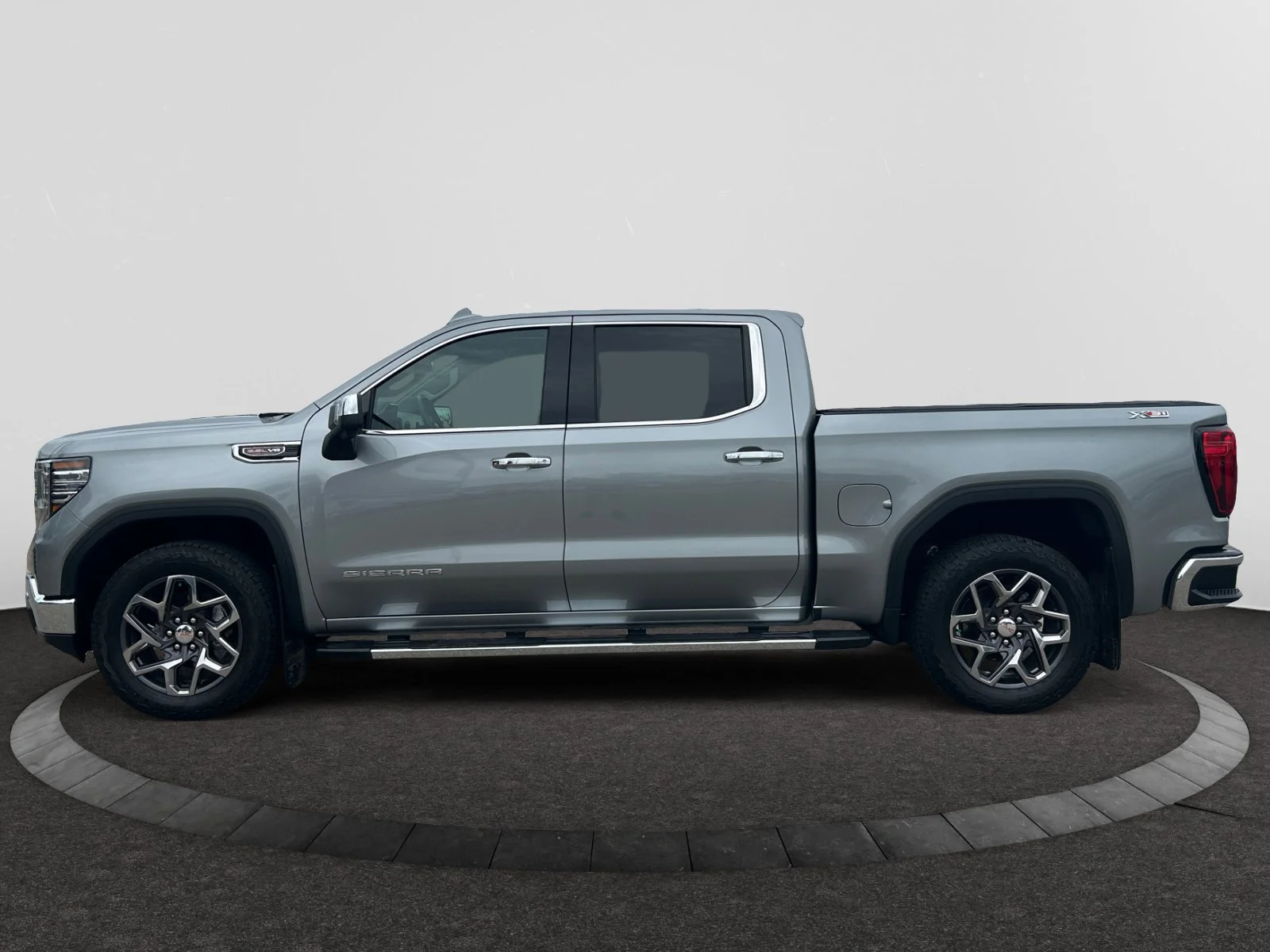 Used 2025 Gray GMC SLT Crew 6.2L Leather Sunroof Nav 4x4 image 2