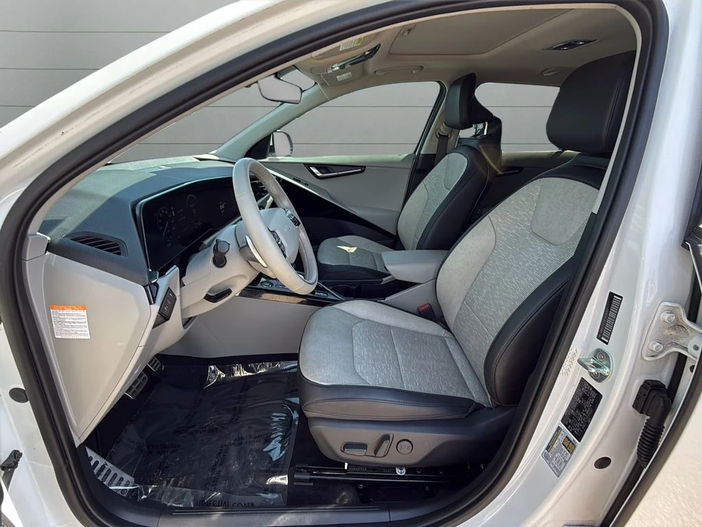 Used 2023 White Kia Wave image 9