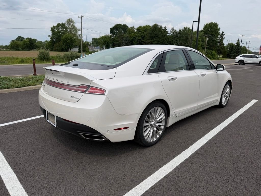 Used 2014 White Lincoln Base image 5
