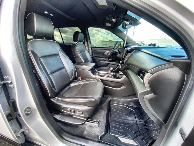 Used 2022 IRIDESCENT PEARL TRICOAT Chevrolet Premier image 26