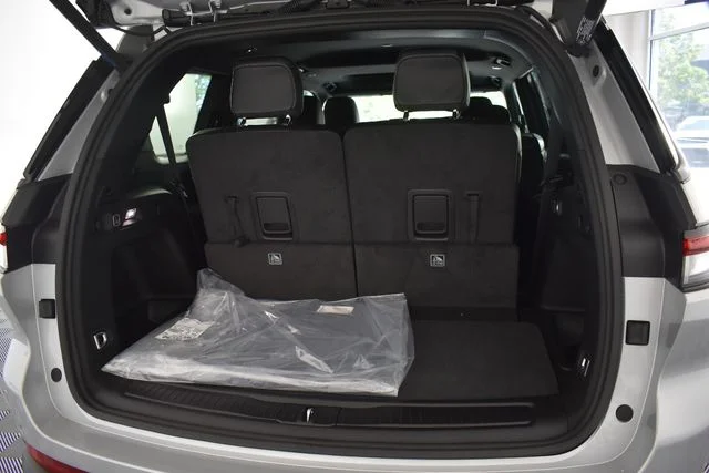 New 2026 Silver Zynith Exterior Paint Jeep Laredo Altitude image 19