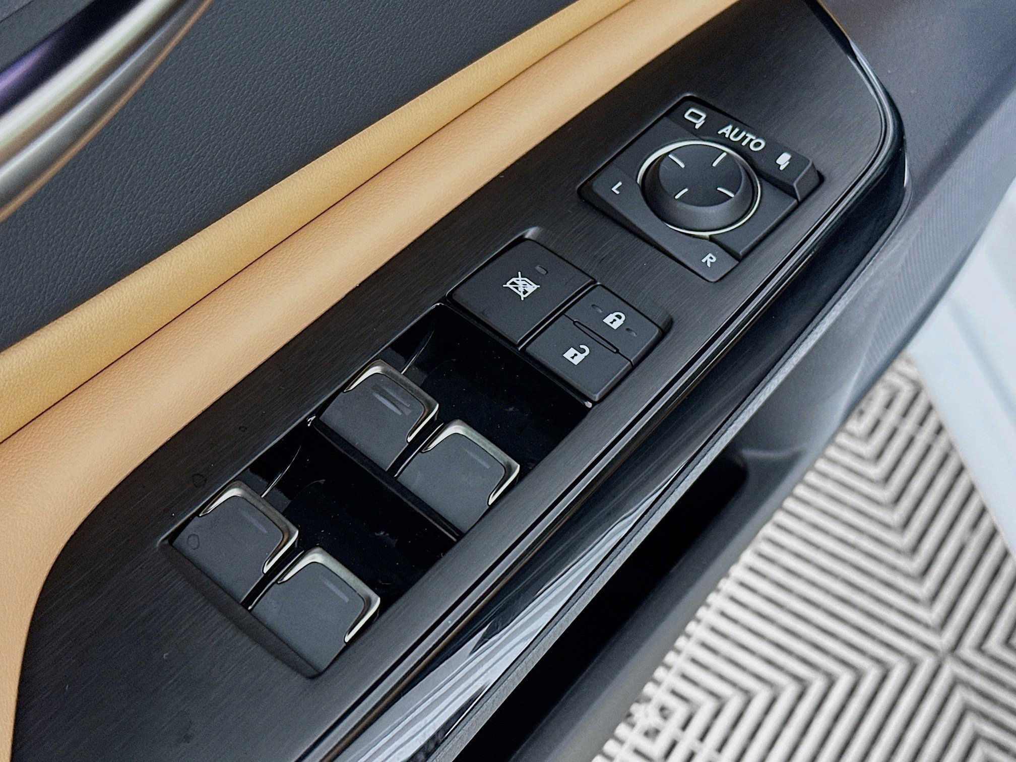 2025 Lexus ES 350 - Photo 18