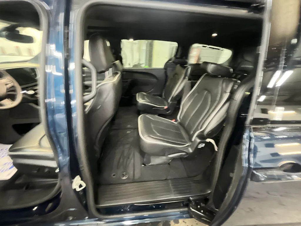 Used 2025 Blue Chrysler Limited image 22