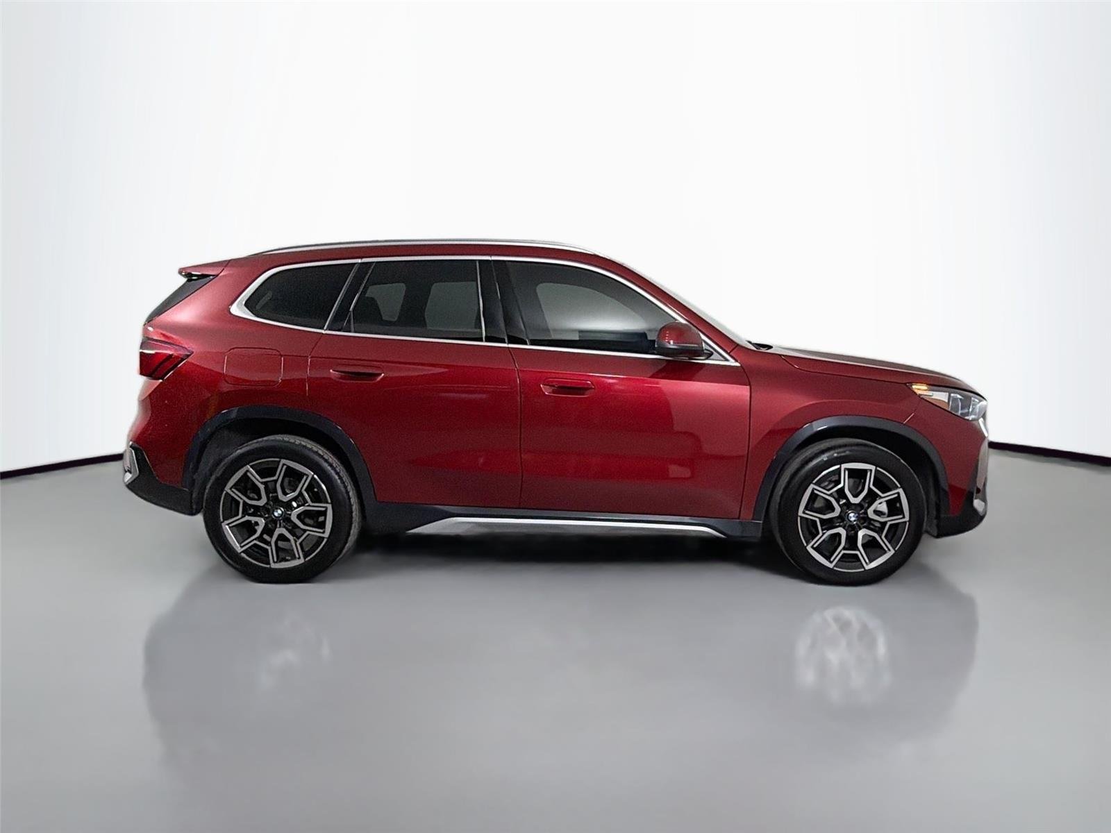 Used 2026 Vegas Red Metallic BMW xDrive28i image 4