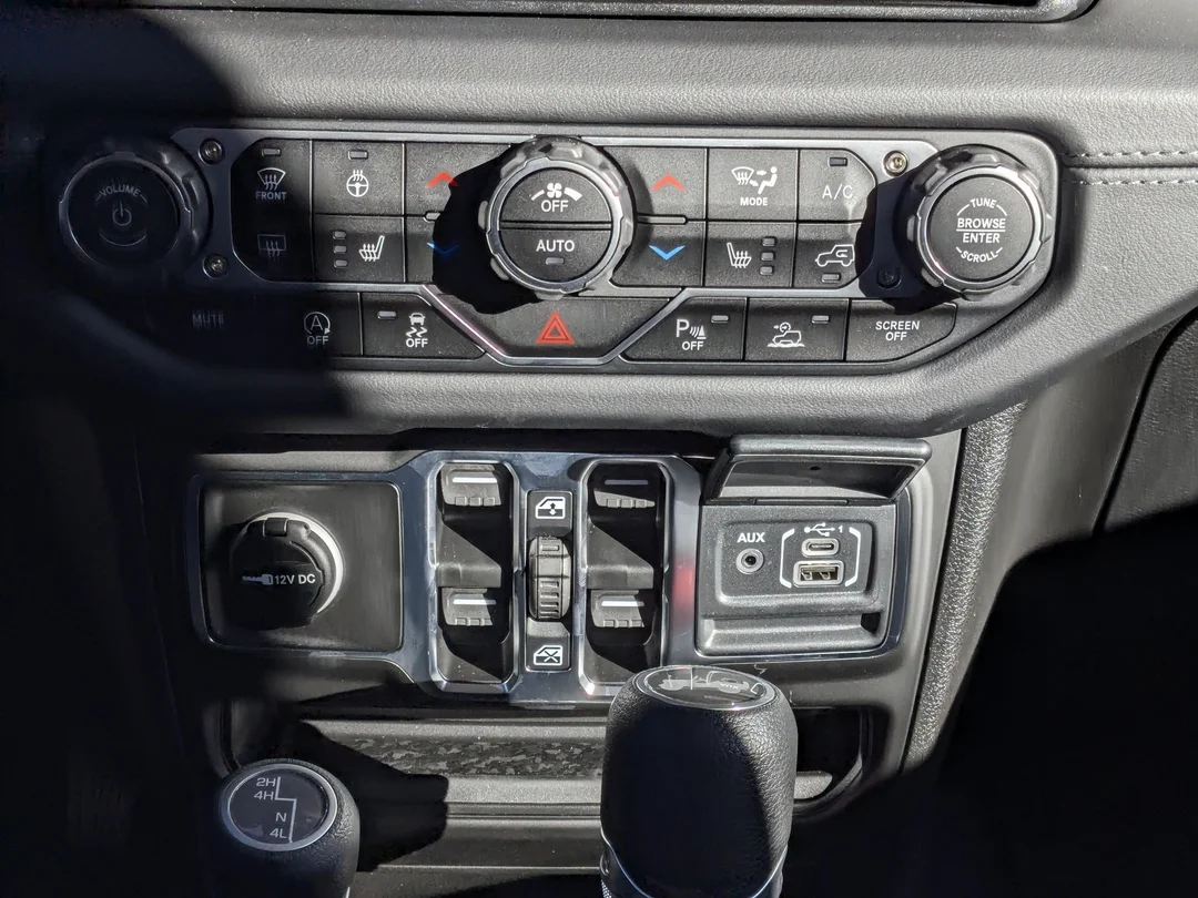 New 2026 White Jeep Sahara - - 4x4 - 12.3 inch display - Blind Spot Mon - Body Color 3 Piece HT - & More! image 20