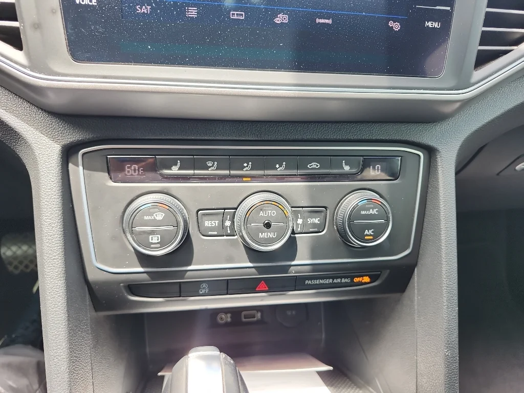 Used 2018 Deep Black Pearl Volkswagen 3.6L V6 SE image 26