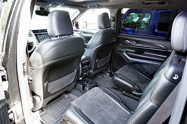 Used 2023 Black Jeep Altitude X image 17