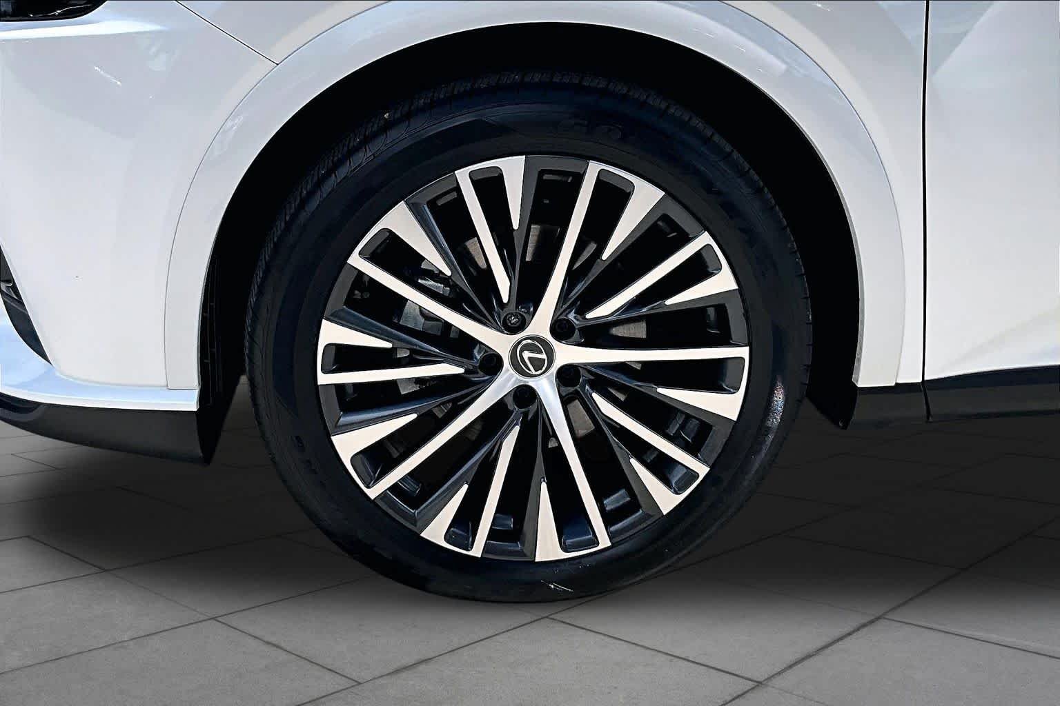 Used 2025 Eminent White Pearl Lexus Premium Plus image 11