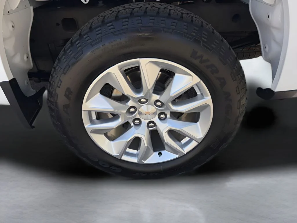 Used 2024 Summit White Chevrolet Custom image 31