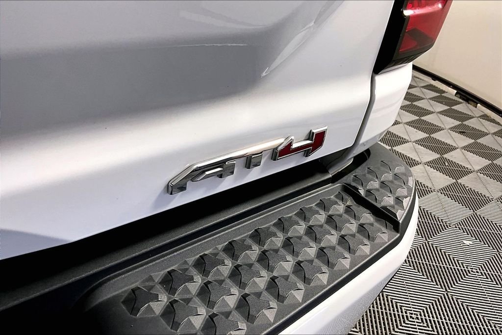 Used 2024 White GMC AT4 image 23