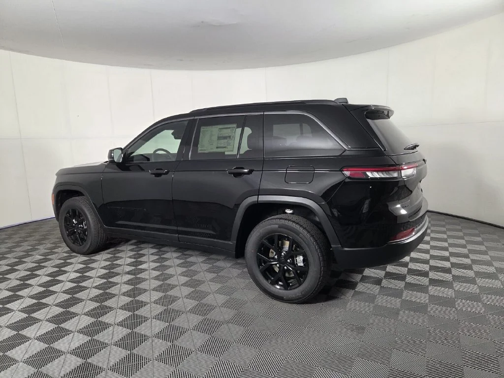 New 2026 Diamond Black Crystal Pearl-Coat Exterior Paint Jeep Laredo Altitude image 7