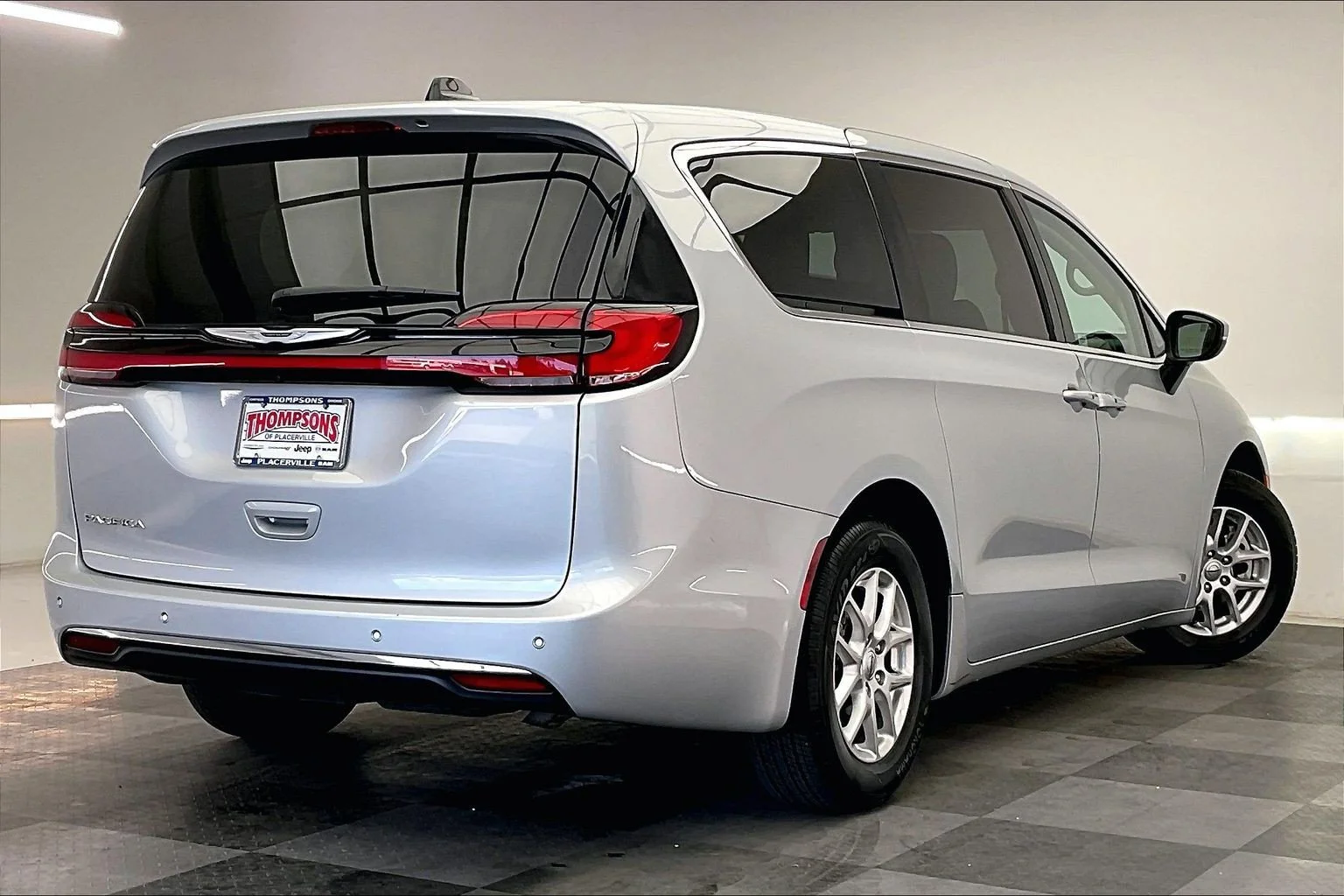 Used 2023 Silver Mist Clearcoat Chrysler Touring L image 13