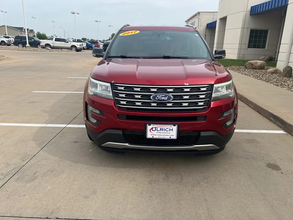 Used 2017 Ruby Red Metallic Tinted Clearcoat Ford XLT image 3