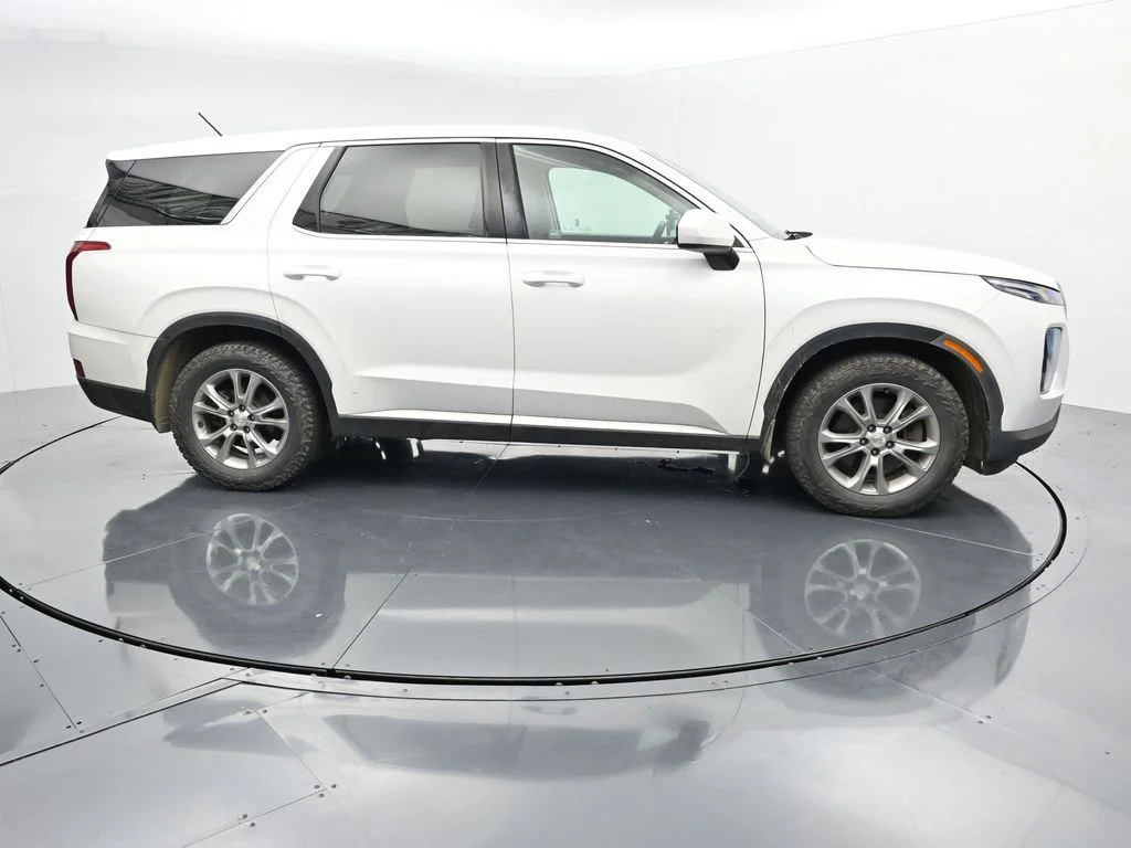 Used 2021 White Hyundai SE image 9