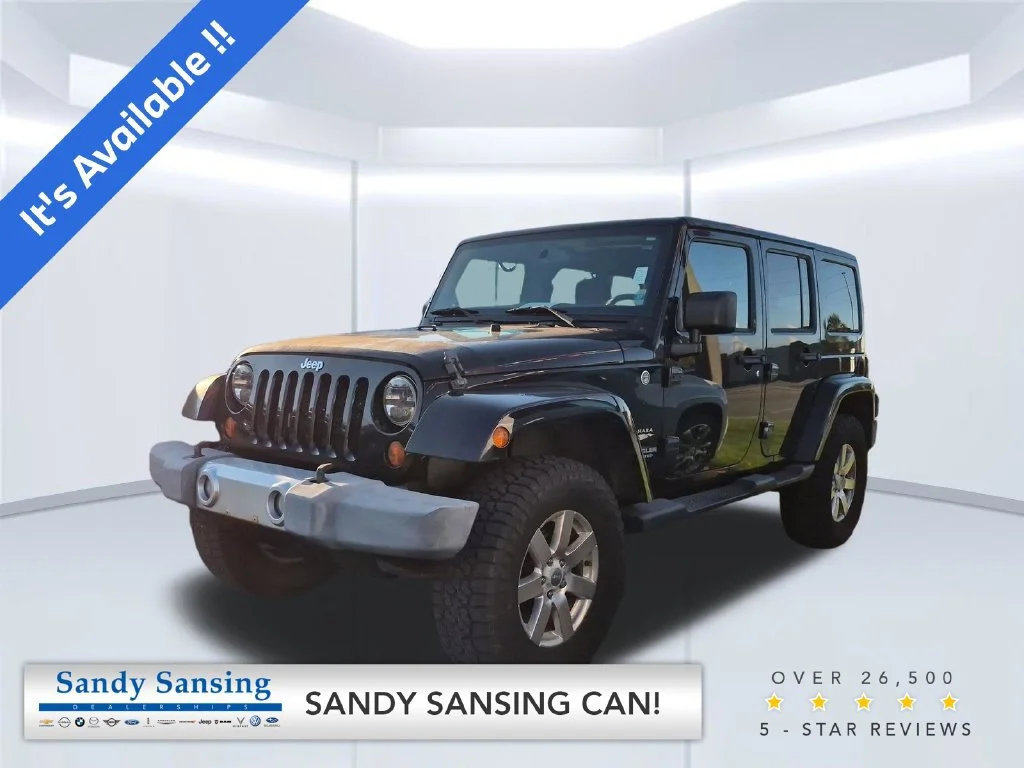 Used 2013  Jeep Sahara image 1