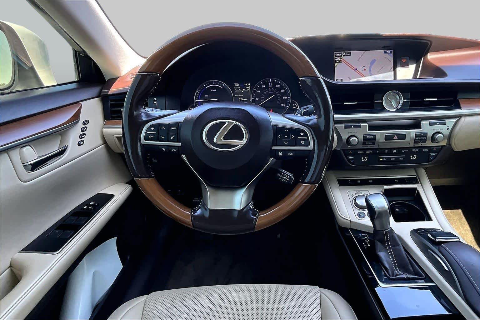 Used 2016 Eminent White Pearl Lexus Hybrid image 5