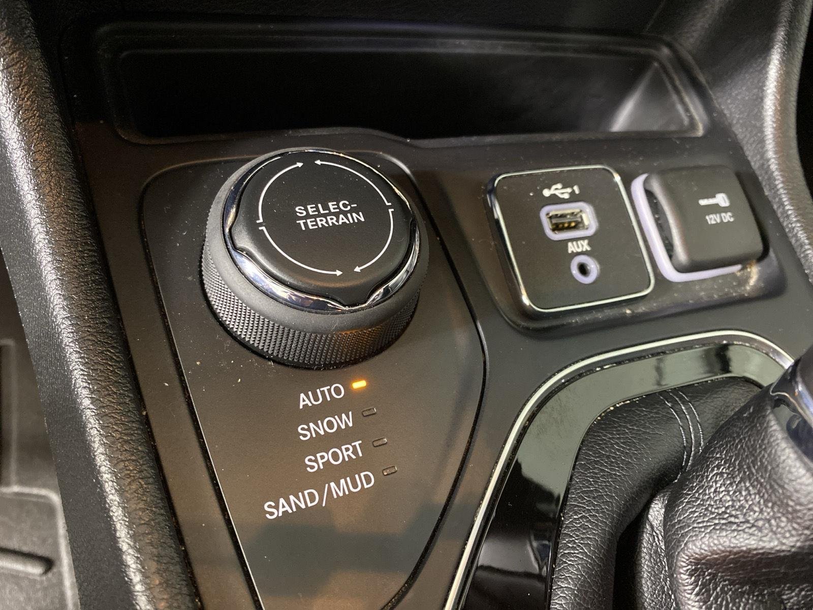 Used 2019 Olive Green Pearlcoat Jeep Limited image 21