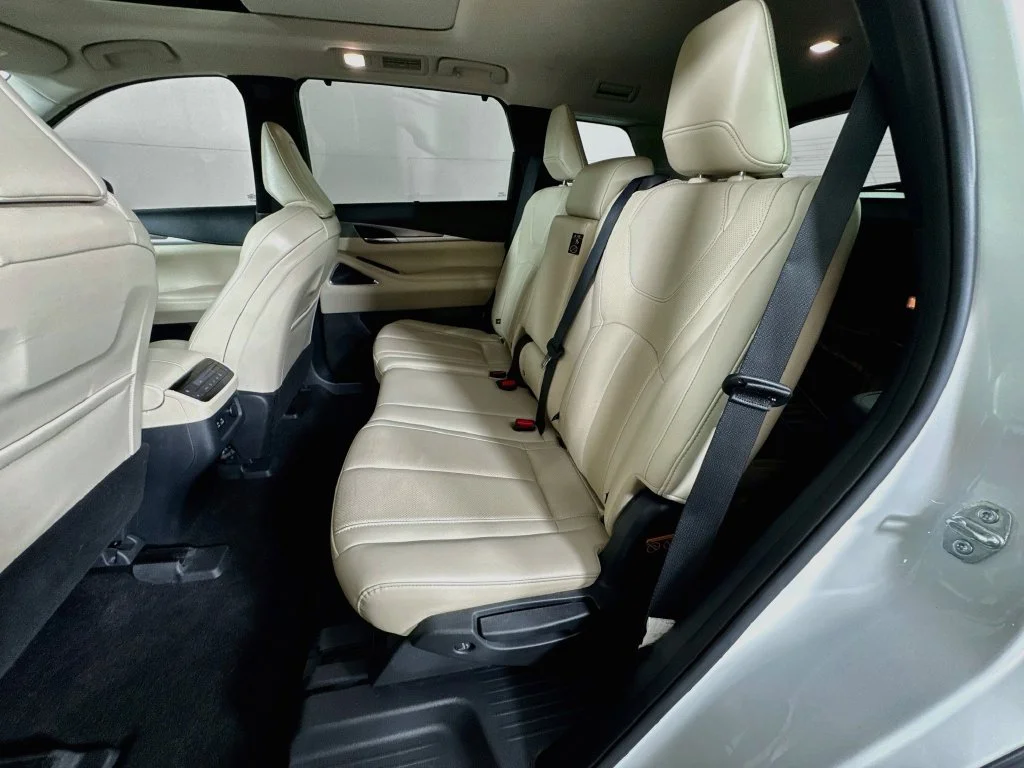 Certified Used 2024 White INFINITI LUXE image 33
