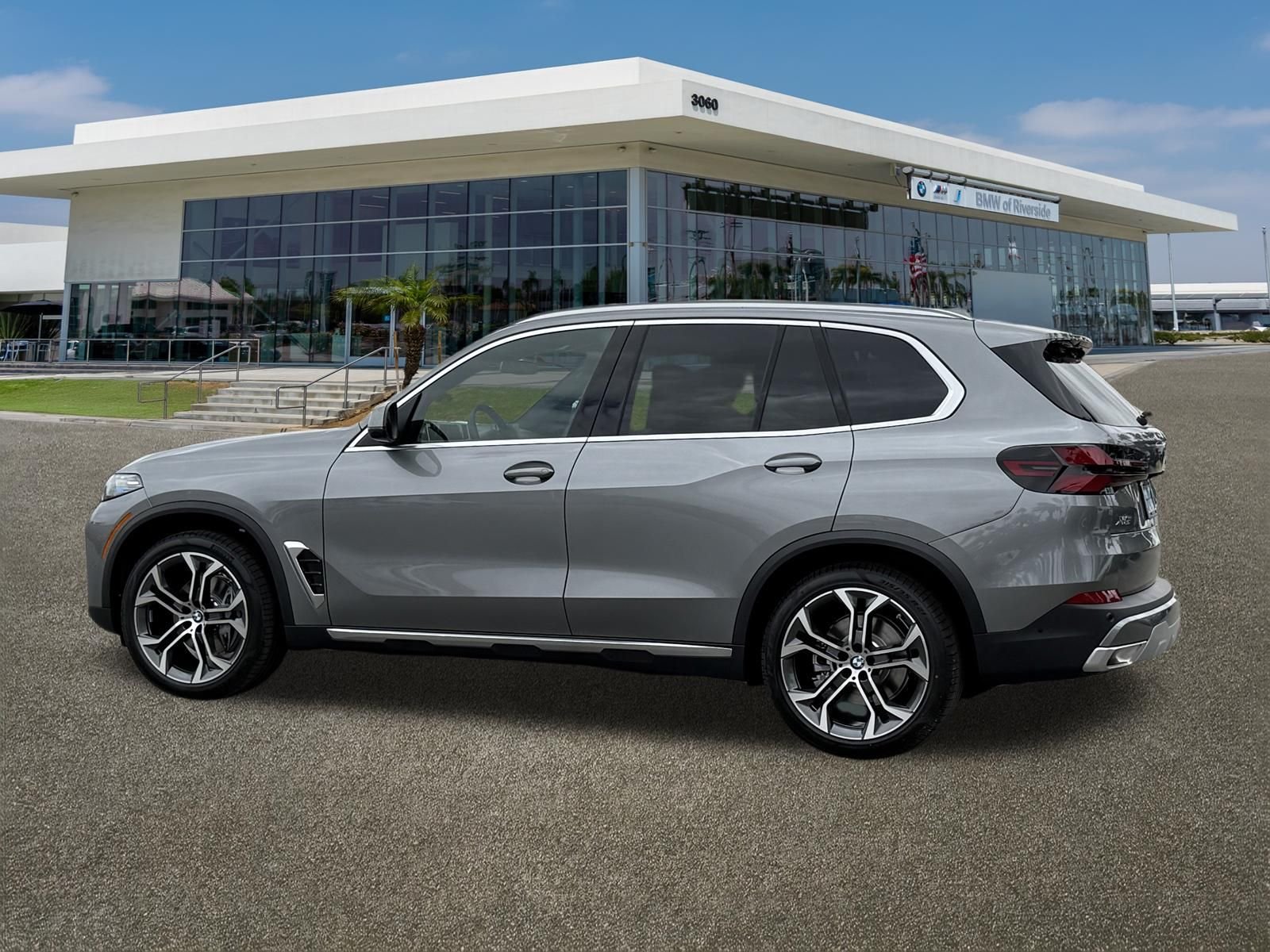 New 2026 Skyscraper Grey Metallic BMW sDrive40i image 7