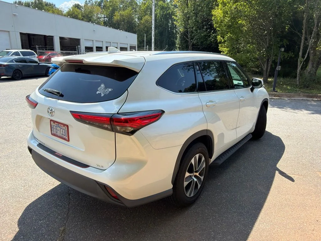 Used 2020 White Toyota XLE image 12