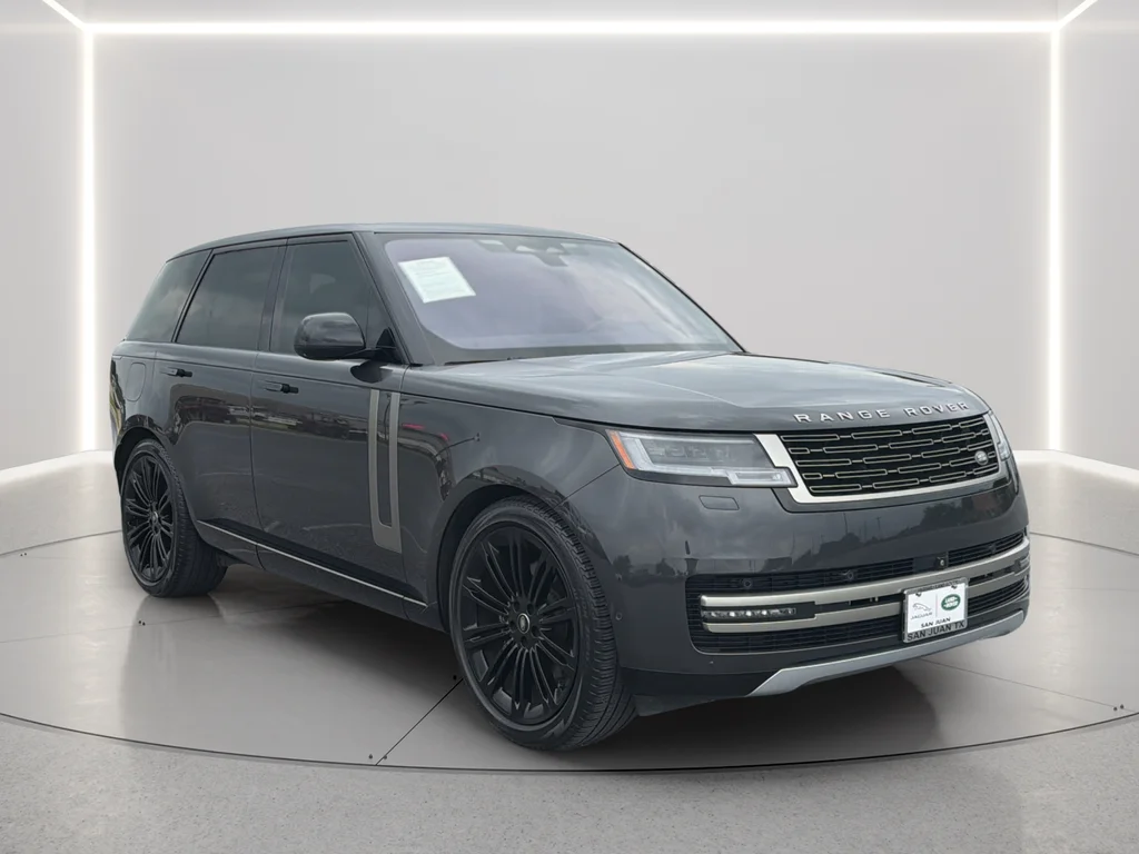 Used 2023  Land Rover SE image 10