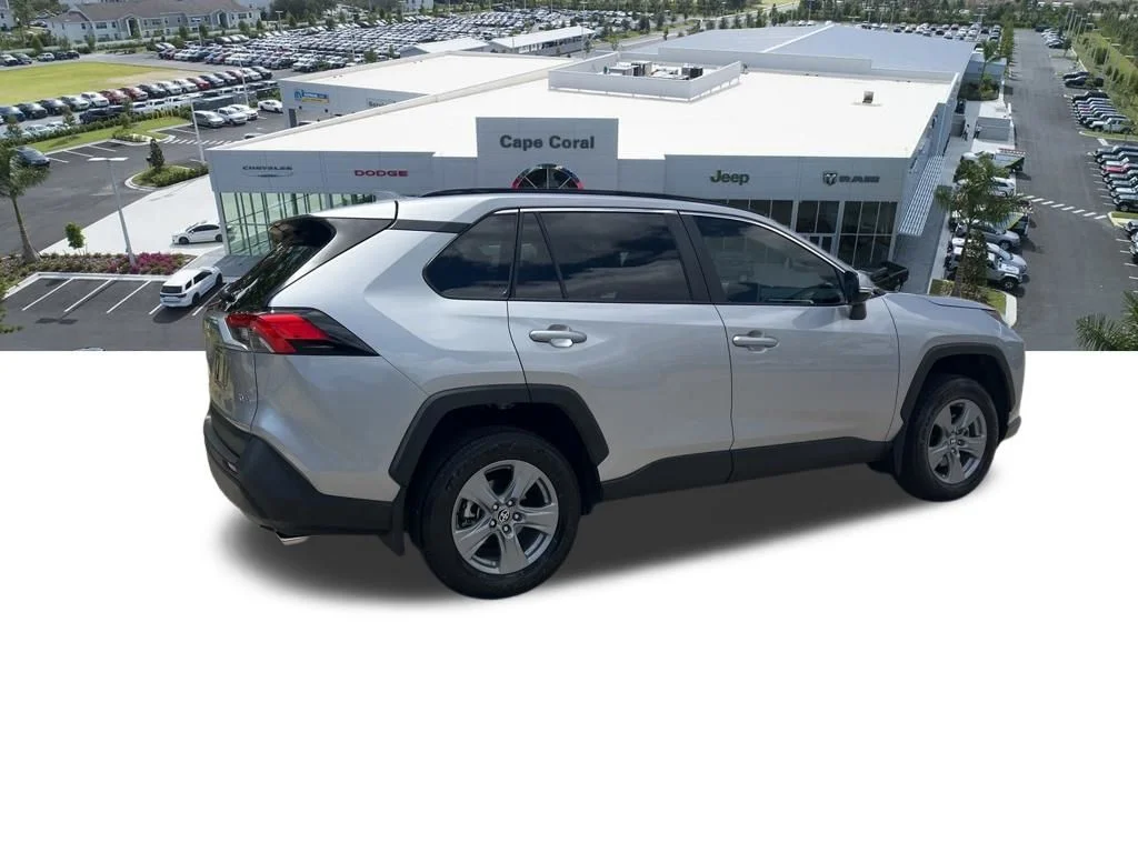 Used 2025  Toyota XLE image 15