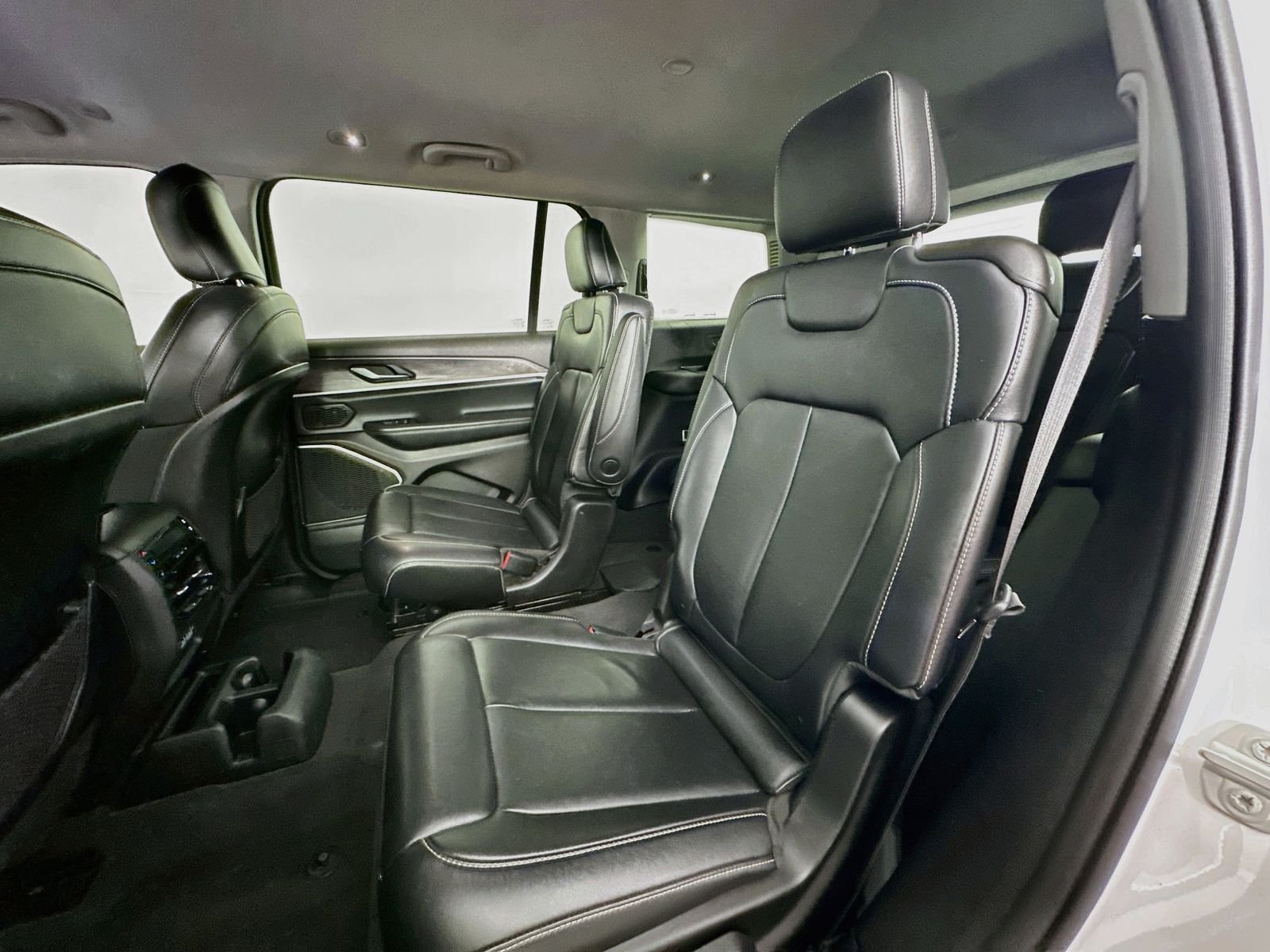 Used 2022 Bright White Clearcoat Jeep Limited image 26