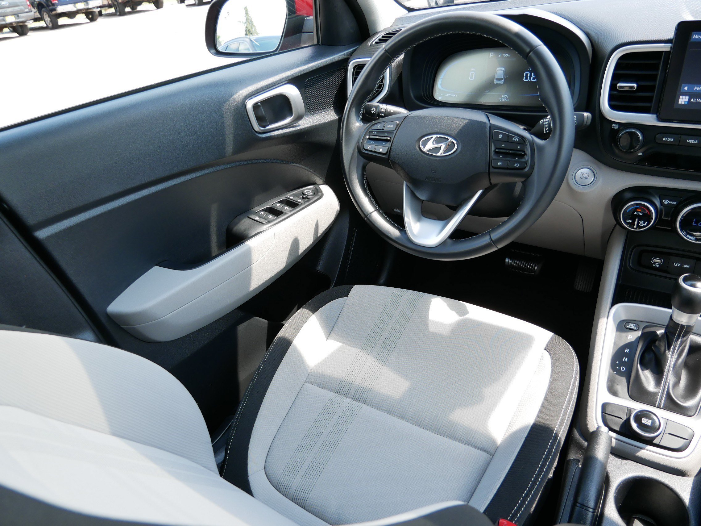 2024 Hyundai Venue SEL - Photo 9