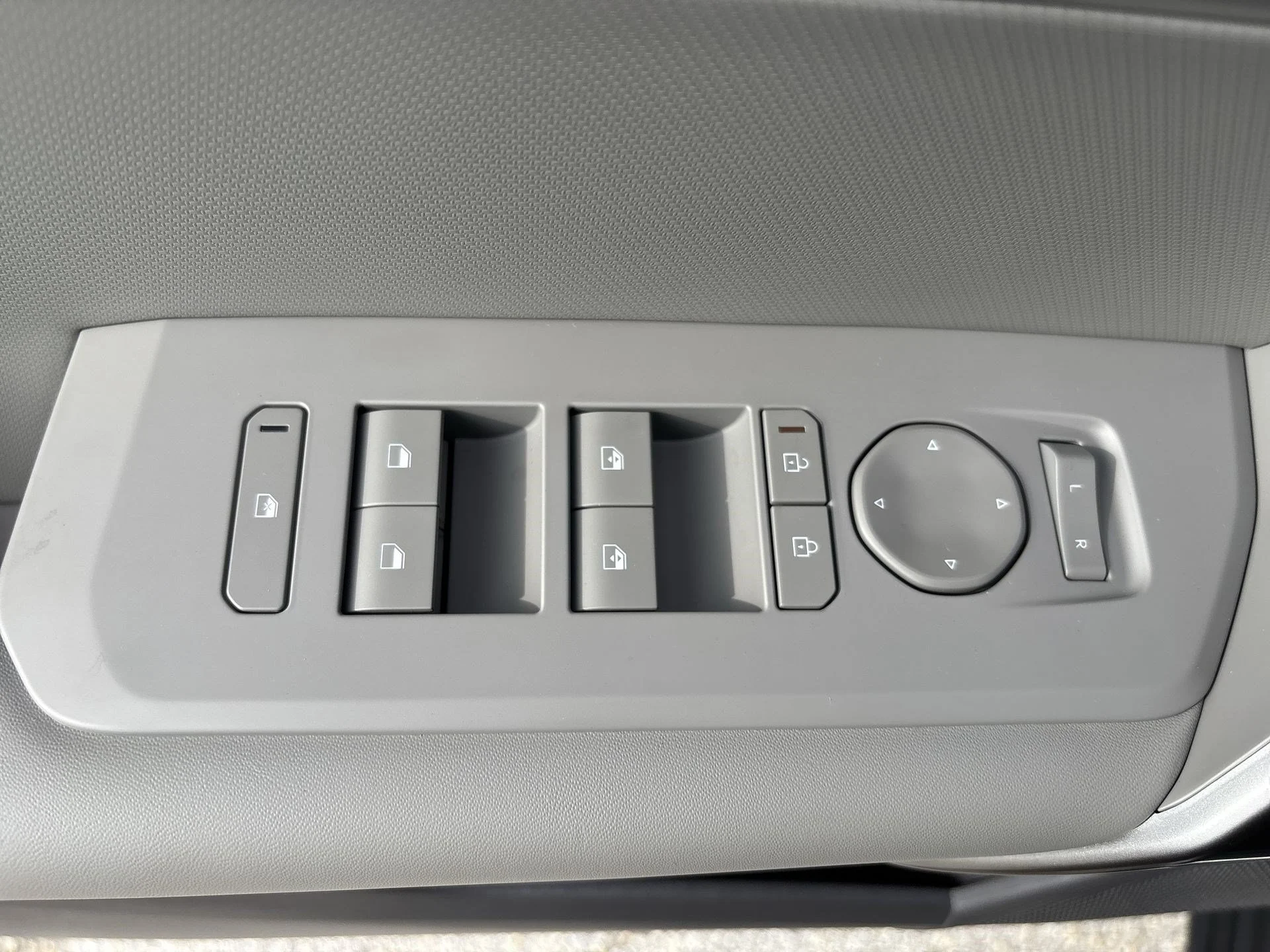 New 2027 Snow White Pearl Kia EX image 17