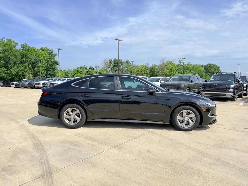 Used 2022 Phantom Black Hyundai SE image 5
