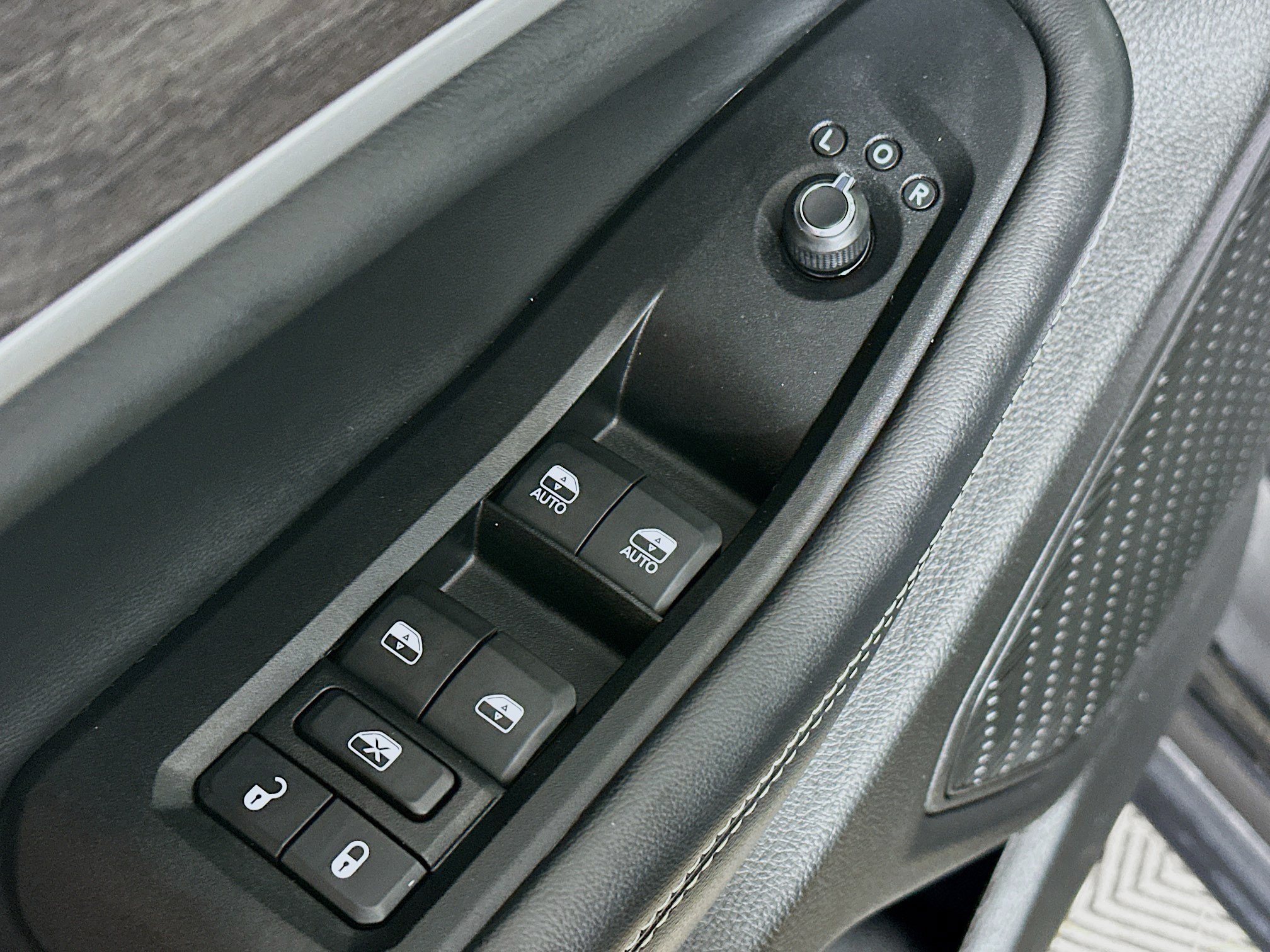Used 2023 Diamond Black Crystal Pearlcoat Jeep Limited image 19