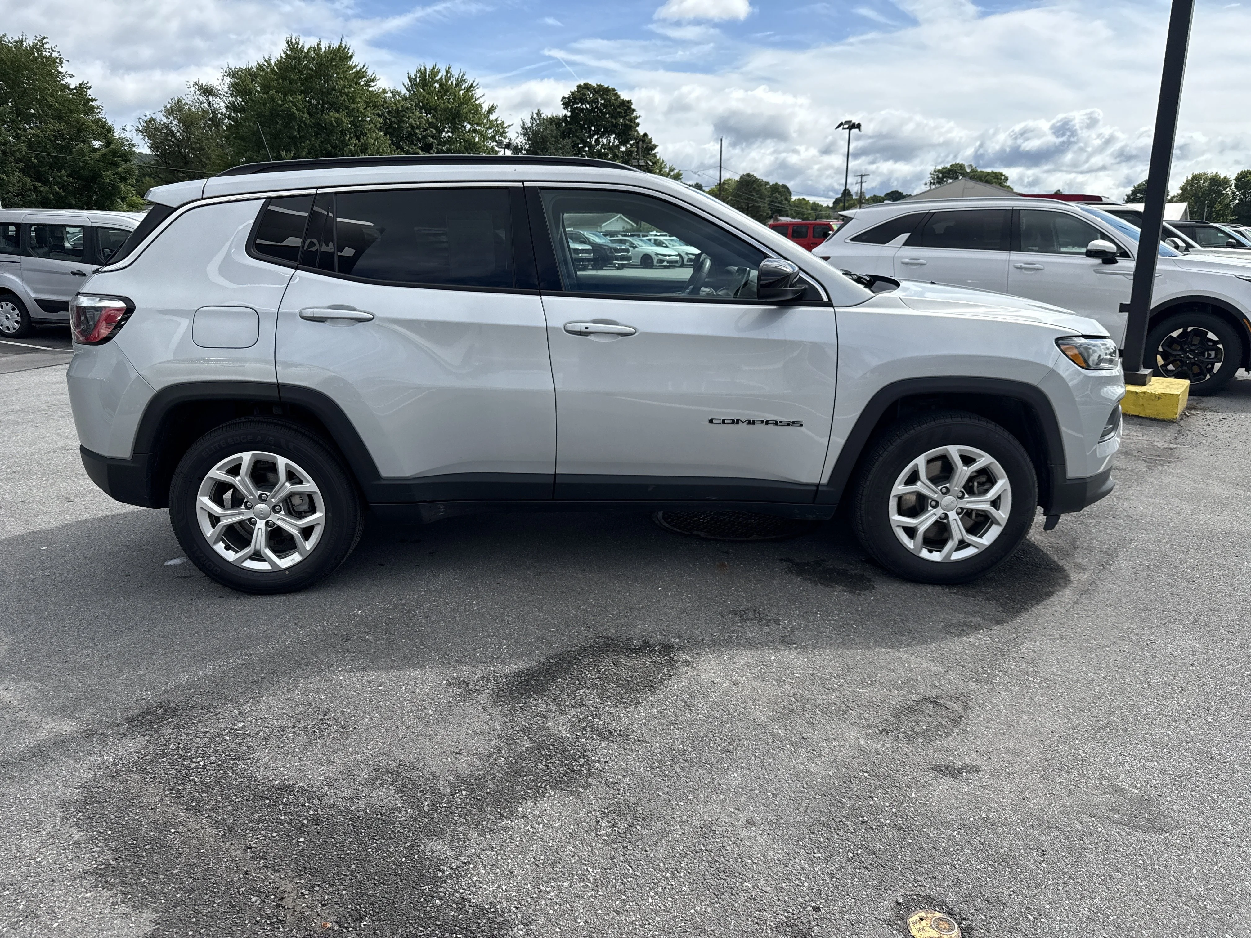 Used 2024 Silver Zynith Metallic Clearcoat Jeep Latitude image 2