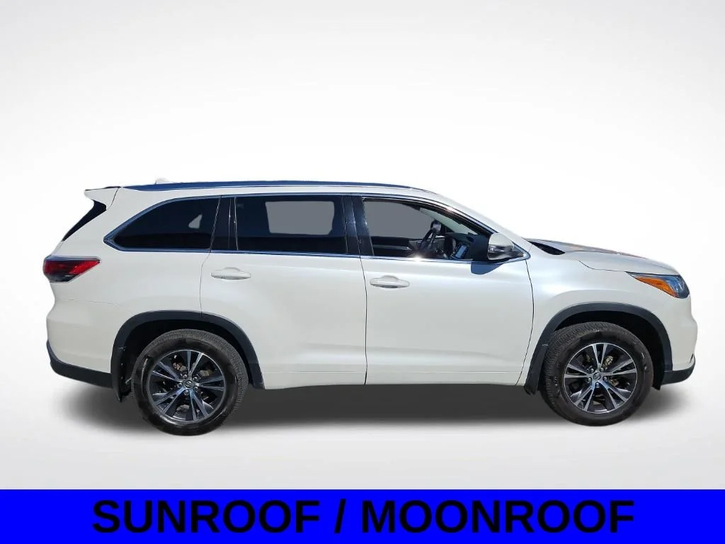 Used 2016 White Toyota XLE V6 image 3