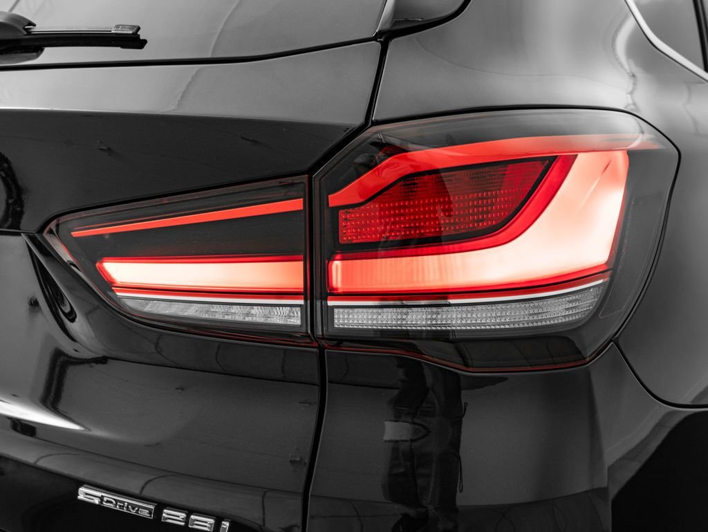 Used 2021 Black Sapphire Metallic BMW sDrive28i image 9