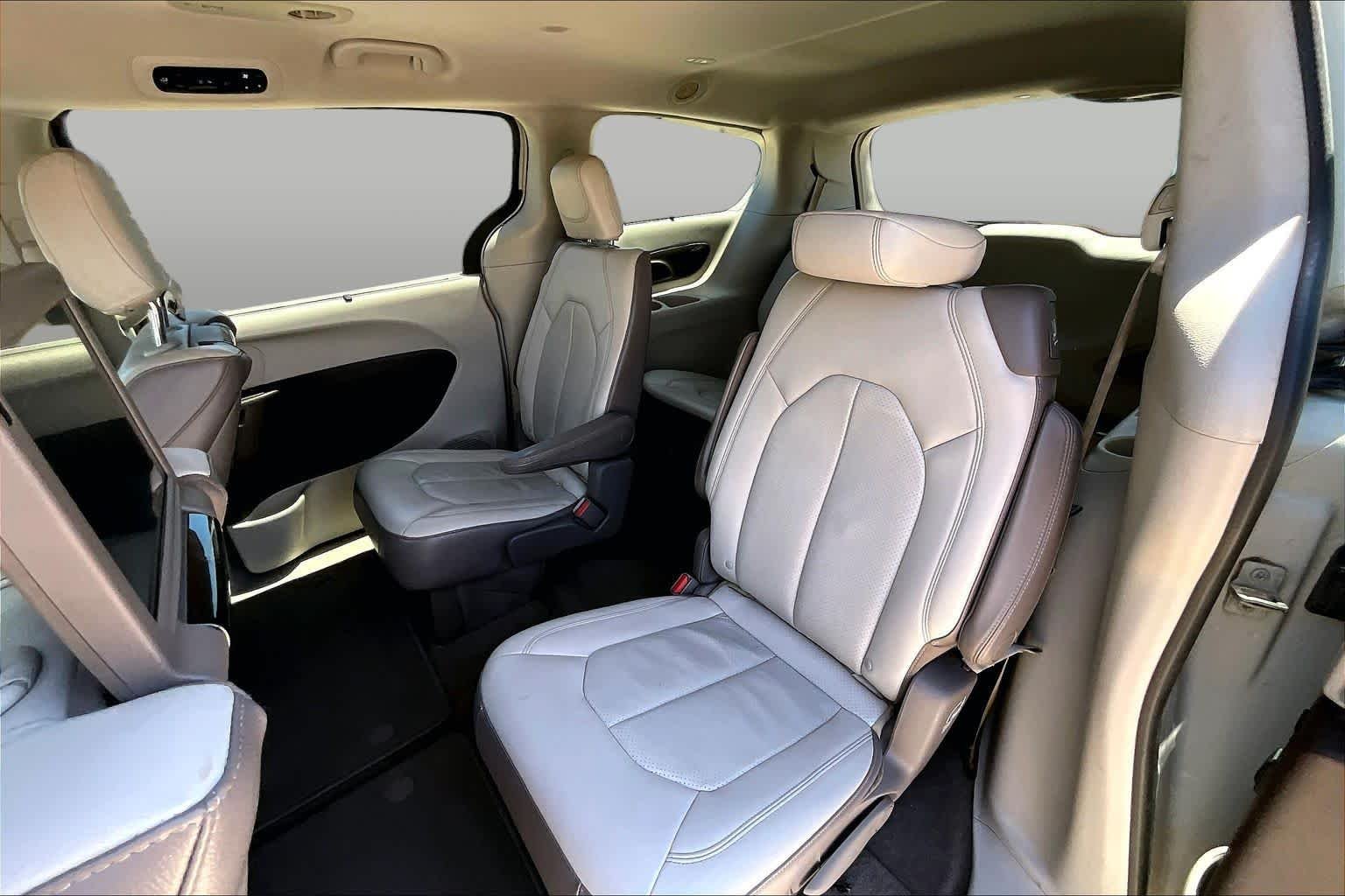 Used 2017 Tusk White Chrysler Touring-L Plus image 17