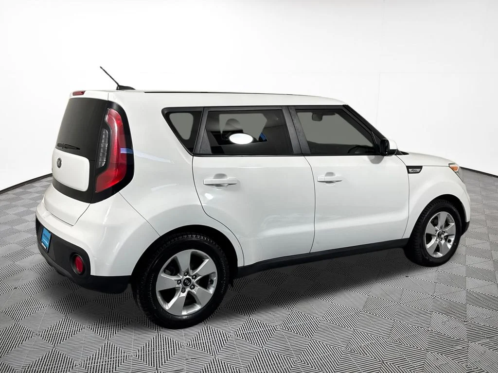 Used 2018 White Kia Base image 9