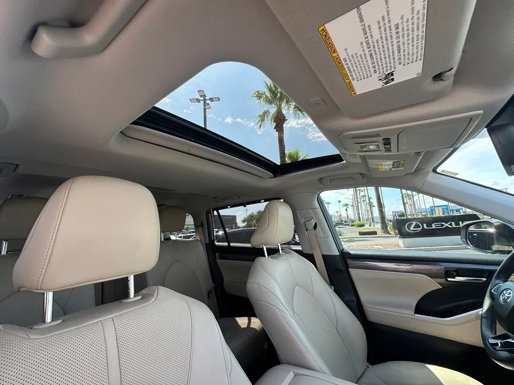 Used 2023  Toyota Limited image 29
