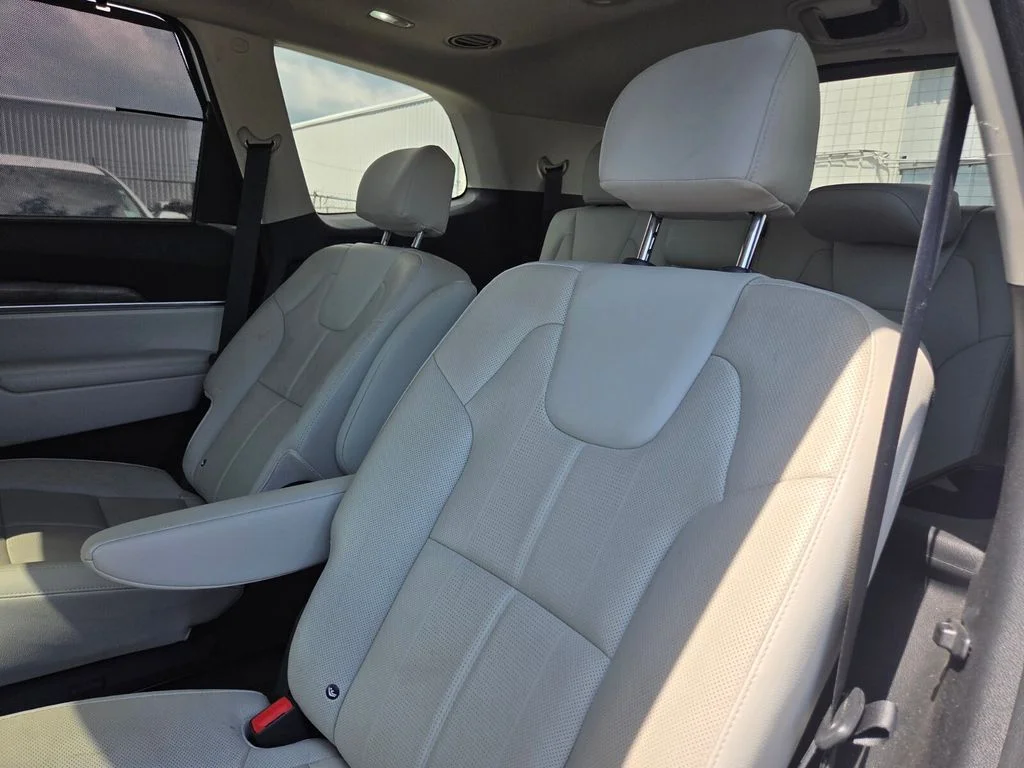 Used 2021 White Pearl Kia SX image 25