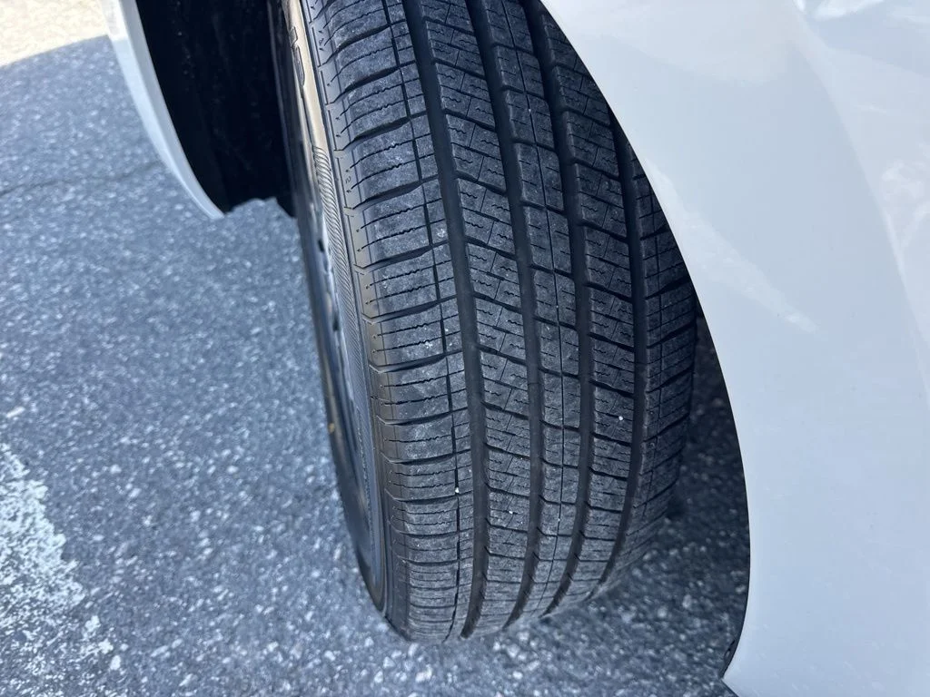 Used 2025 White Nissan 1.6 SV image 26