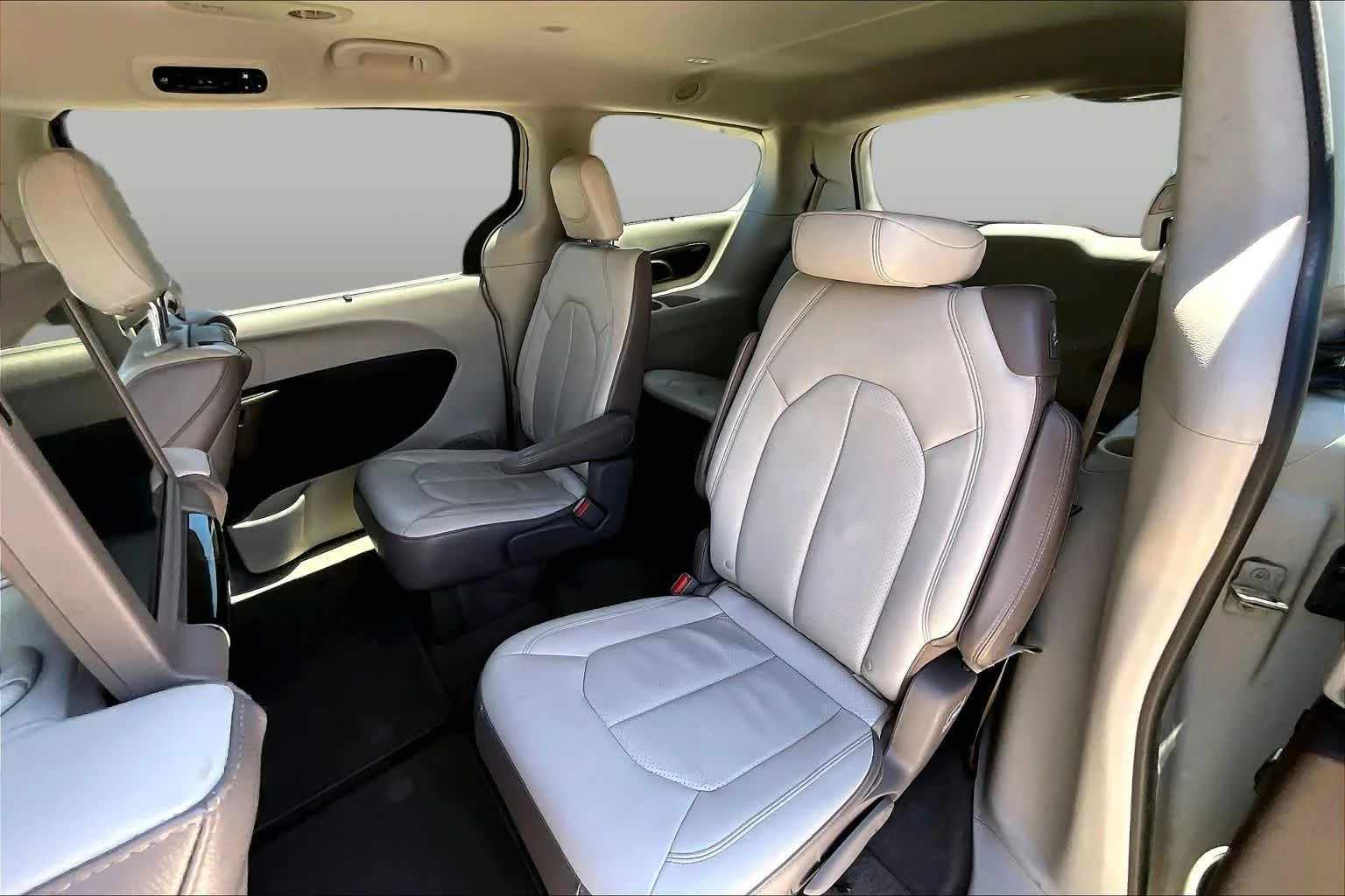 Used 2017 Tusk White Chrysler Touring-L Plus image 21