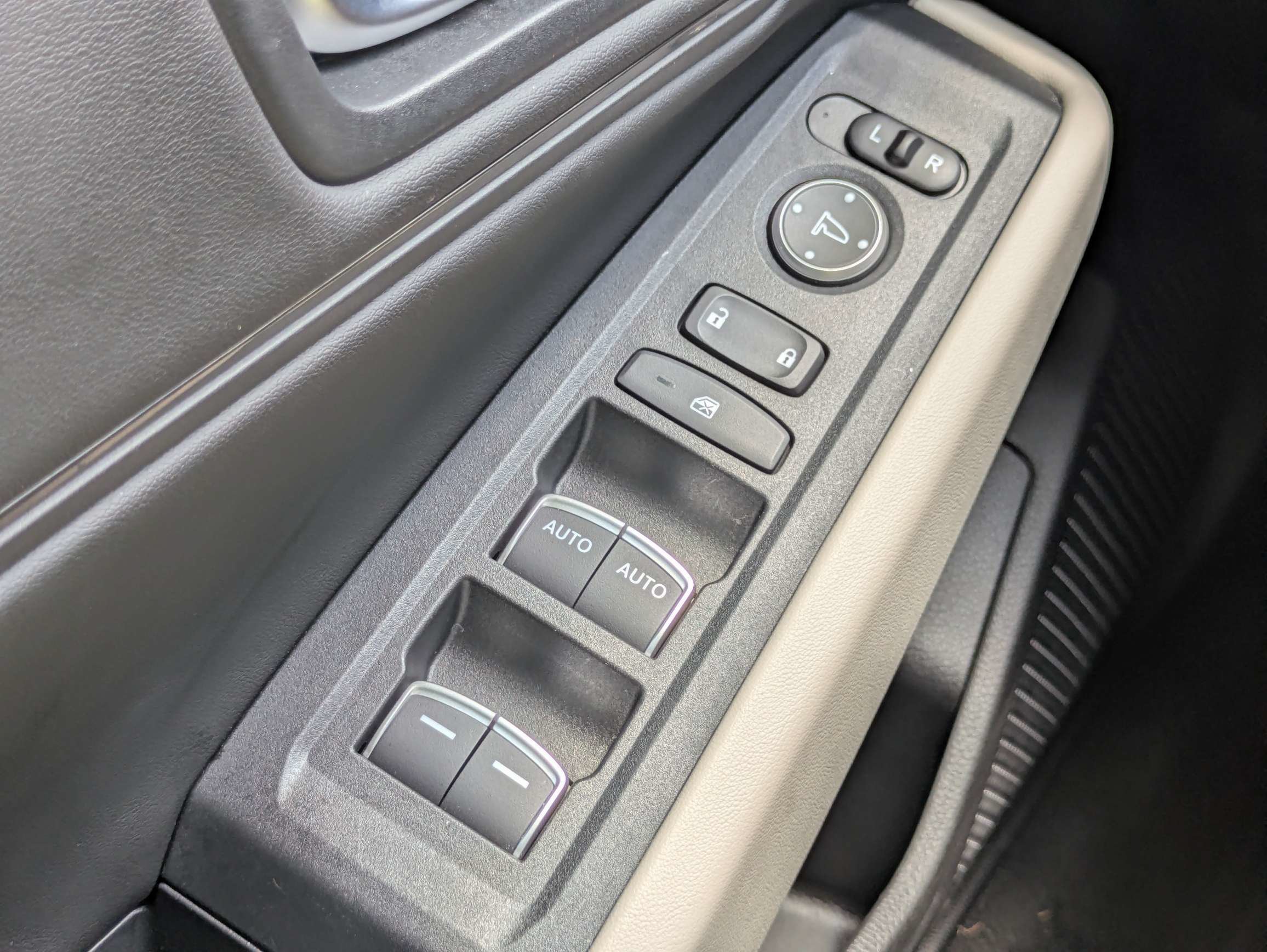 Used 2025  Honda SE image 21