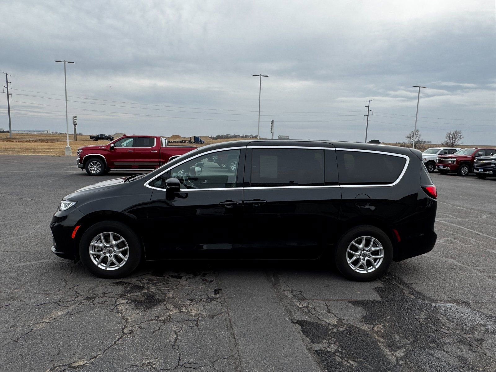 Used 2025  Chrysler Select image 6