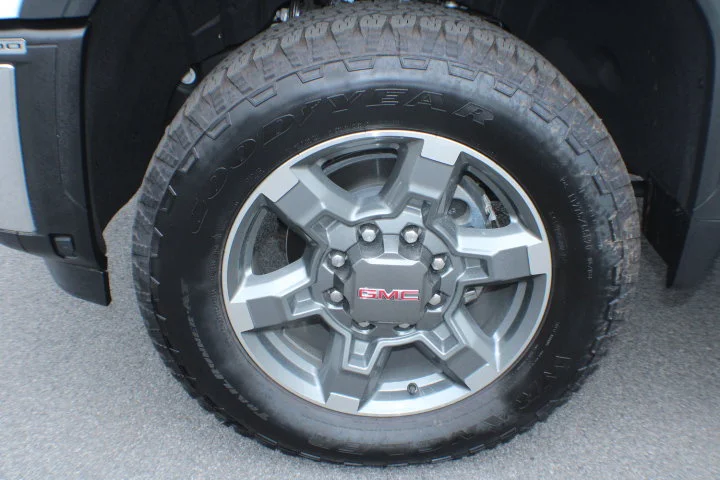 Used 2025 Summit White GMC SLT image 5